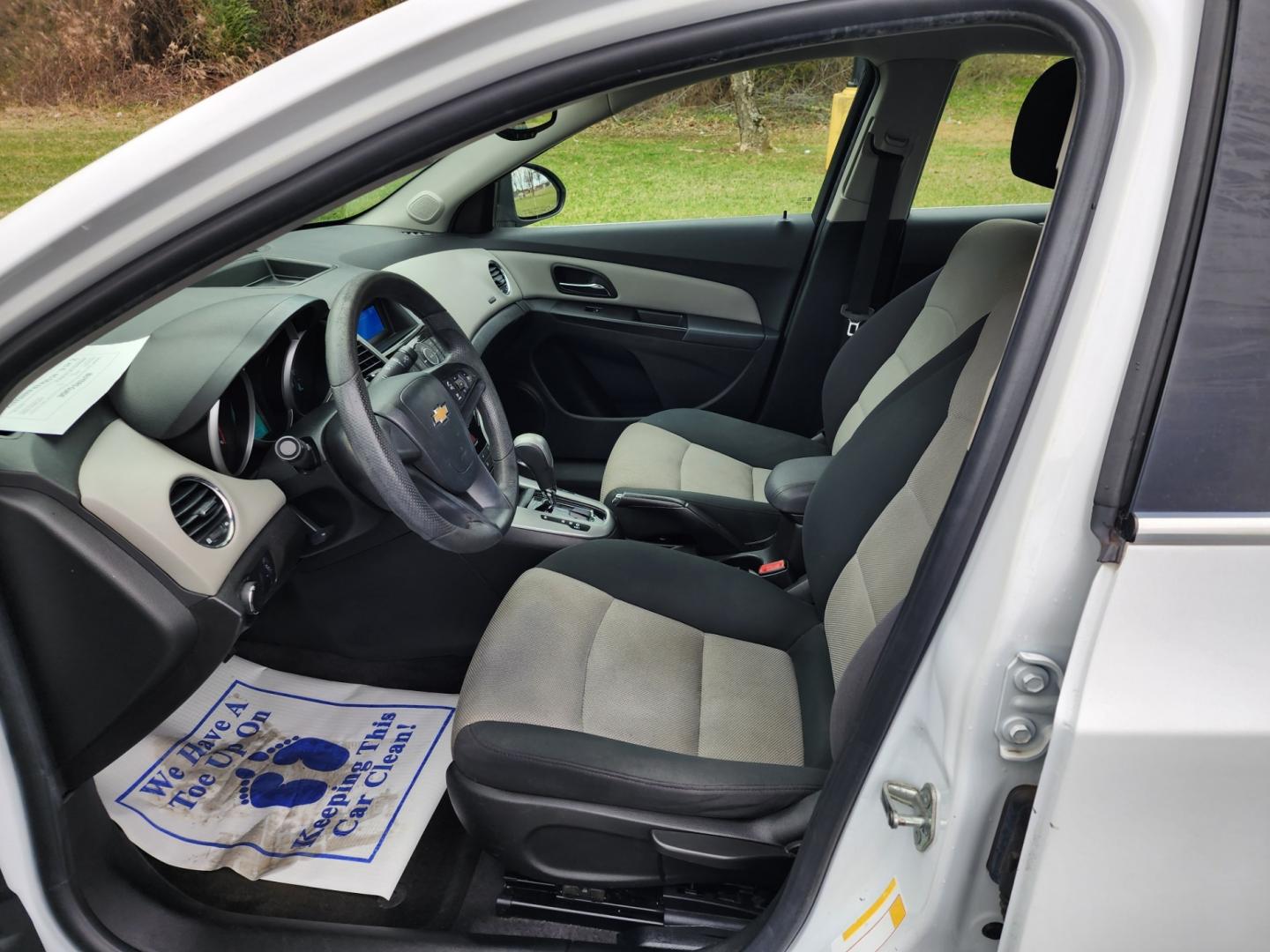 2012 WHITE /Gray Chevrolet Cruze 2LS (1G1PC5SH0C7) with an 1.8L L4 DOHC 16V FFV engine, 6-Speed Automatic transmission, located at 1221 Madison St., Shelbyville, TN, 37160, (931) 680-9439, 0.000000, 0.000000 - Photo#4